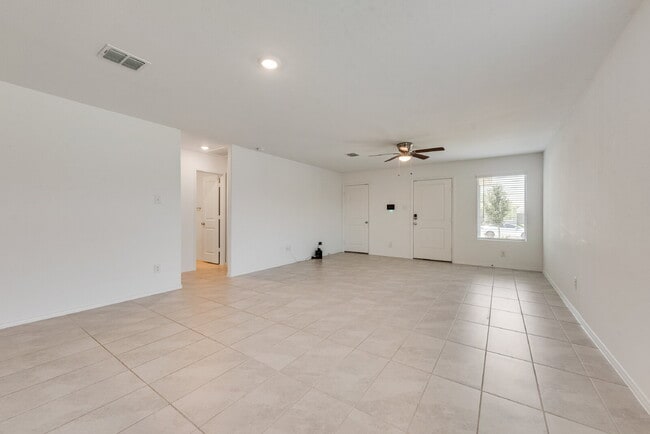 Foto del edificio - Charming 3-Bedroom Home with 2 Full Baths in Justin, TX – Cozy Living at Shale Creek