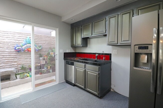 Building Photo - 2 story 2 bed/ 3 bath (+ office w closet) ...