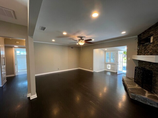 Foto del edificio - READY FOR MOVE-IN! 3+2.5 w/appliances + great backyard!