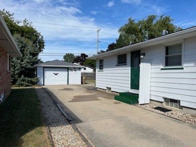 Building Photo - Charming 3 Bedroom, 1.5 Bath Home on the S...