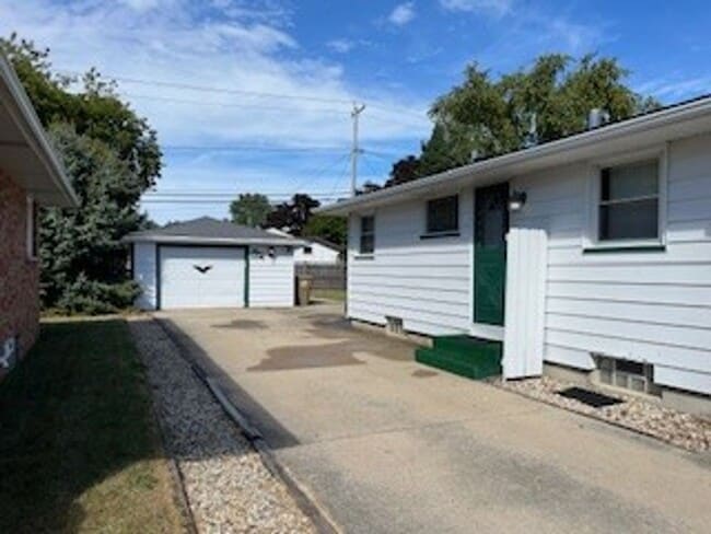 Building Photo - Charming 3 Bedroom, 1.5 Bath Home on the South Side of Kenosha