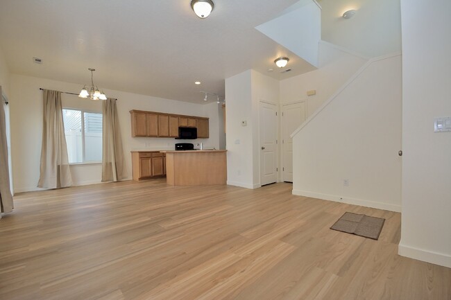 Foto del edificio - Lovely 2-Bedroom Plus Loft Townhome in Coe...