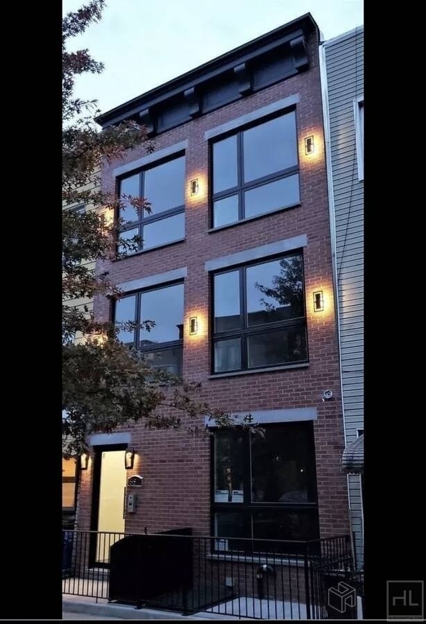 Building Photo - 682-686 6th Ave