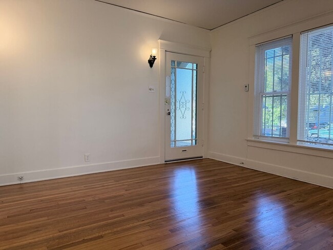Building Photo - 1844 1/2-1844 1/2 N Mariposa Ave