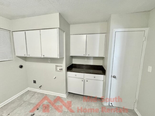 Foto del edificio - 4079 Forest View Dr