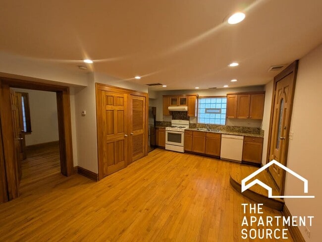 Building Photo - 3242 W Wrightwood Ave