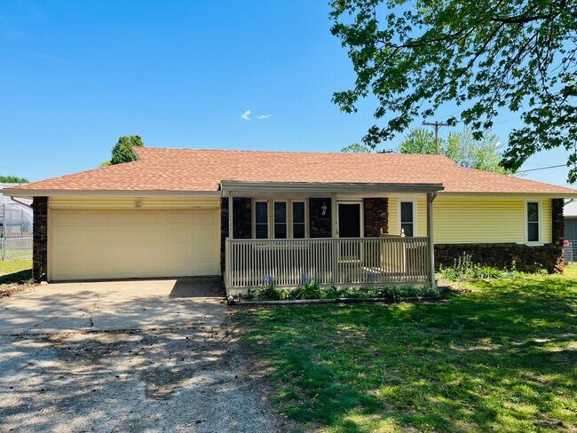 Building Photo - Available Now! 3 bed/2 bath/2 car with fen...