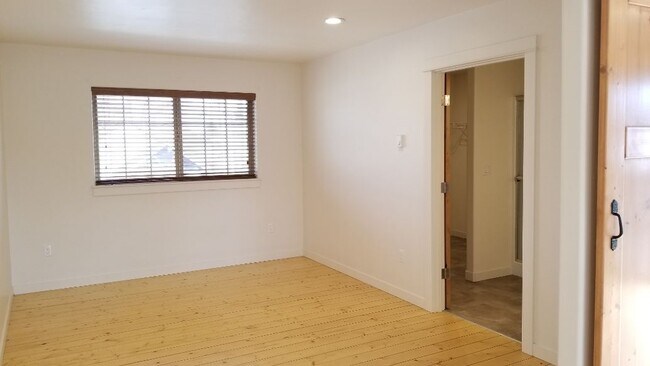 Building Photo - 738 W Antler Ave