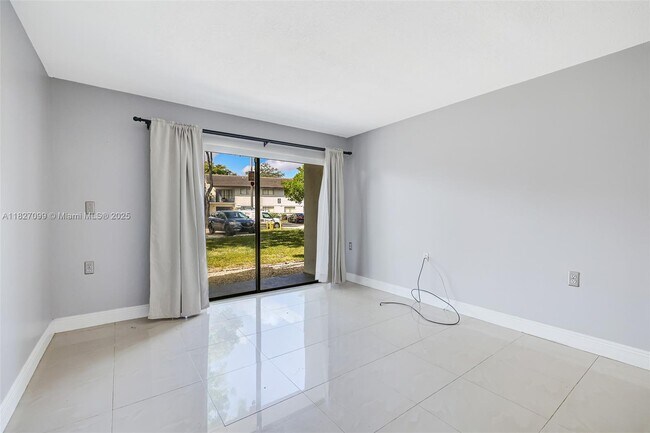 Foto del edificio - 7010 NW 179th St