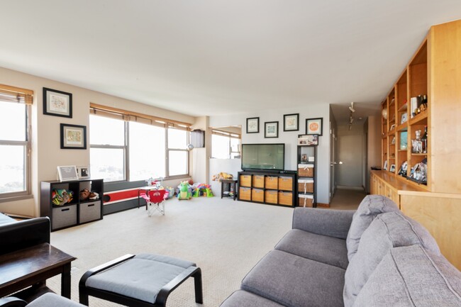 Foto del edificio - 2970 N Lake Shore Dr