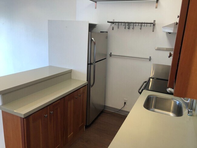 Foto del edificio - Top Floor Remodeled rent controlled apartm...