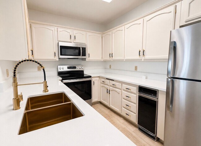 Building Photo - 2 Bedroom 2 Bath Bay Park Condo with Stunning Mission Bay Views!!