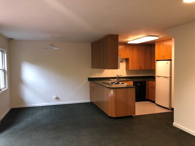 Building Photo - COMING SOON-Spacious 5bdr/3bath units available for a lease ending May 30. Building is located at...