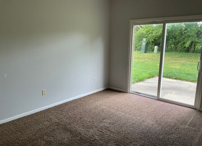 Foto del edificio - 115-115 Bradley Ct