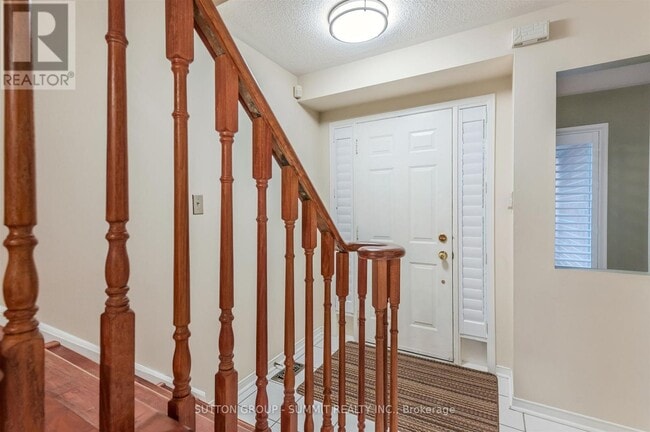 Building Photo - 5230 Glen Erin Dr