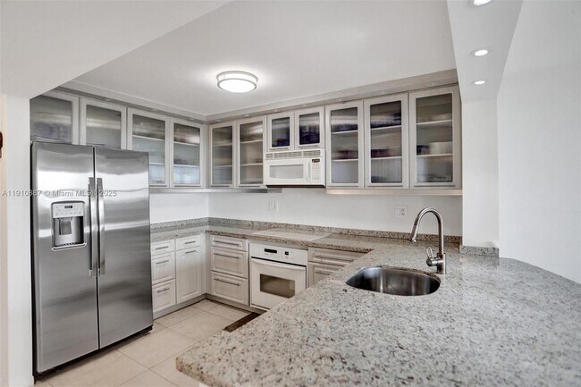 Building Photo - 2555 Collins Ave