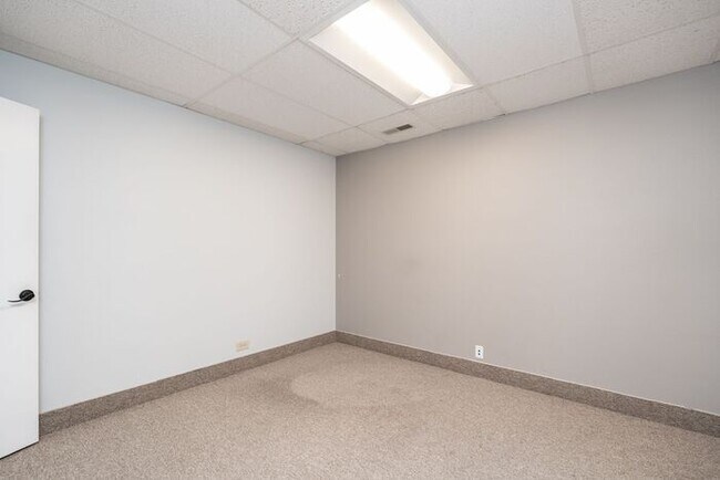 Foto del edificio - COMMERCIAL OFFICE SPACE