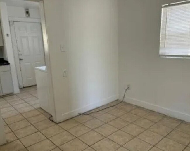 Building Photo - Cozy 2 Bedroom Home