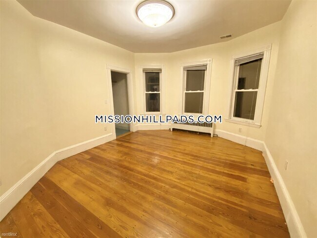 Foto del edificio - 5 br, 2 bath Triplex - 54 Calumet St