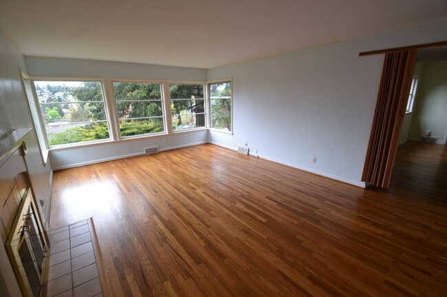 Building Photo - 2874 30th Ave W