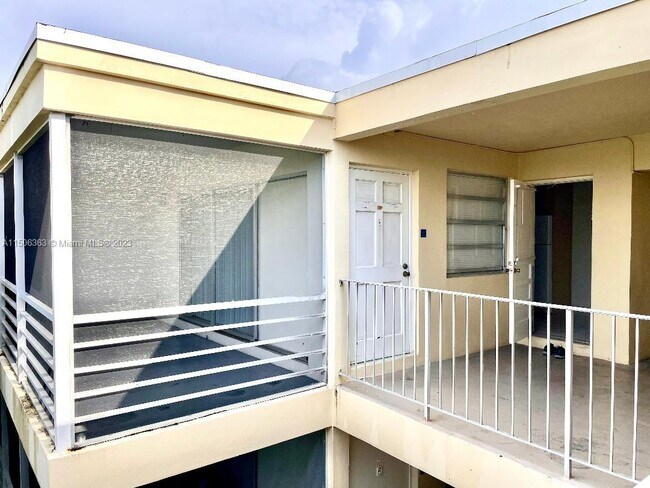Foto del edificio - 1100 NE 1st Ct