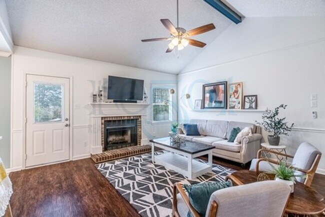 Foto del edificio - Available in Early August Attn: Pilots! 3BR 2BA Crashpad!