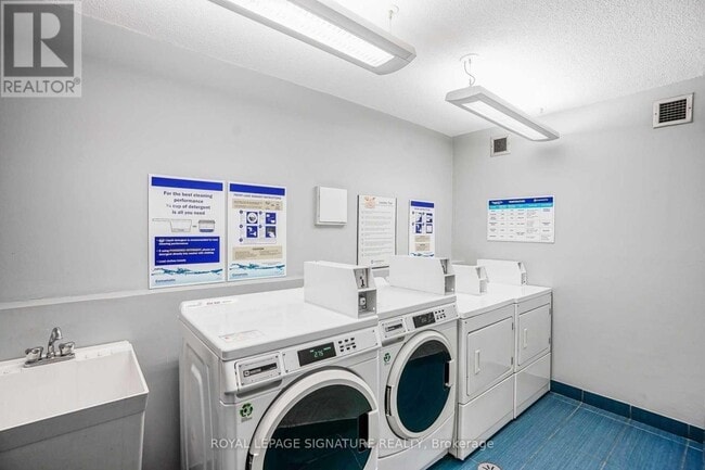 Building Photo - 720 Spadina Ave.