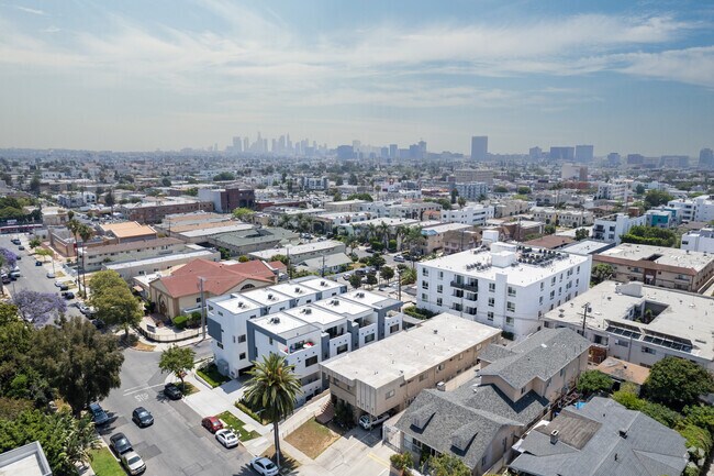 Aerial context of building facing southeast - 5000 W Maplewood Ave