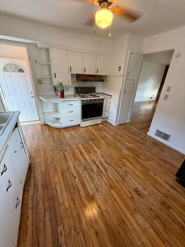 Building Photo - Cute Price Home