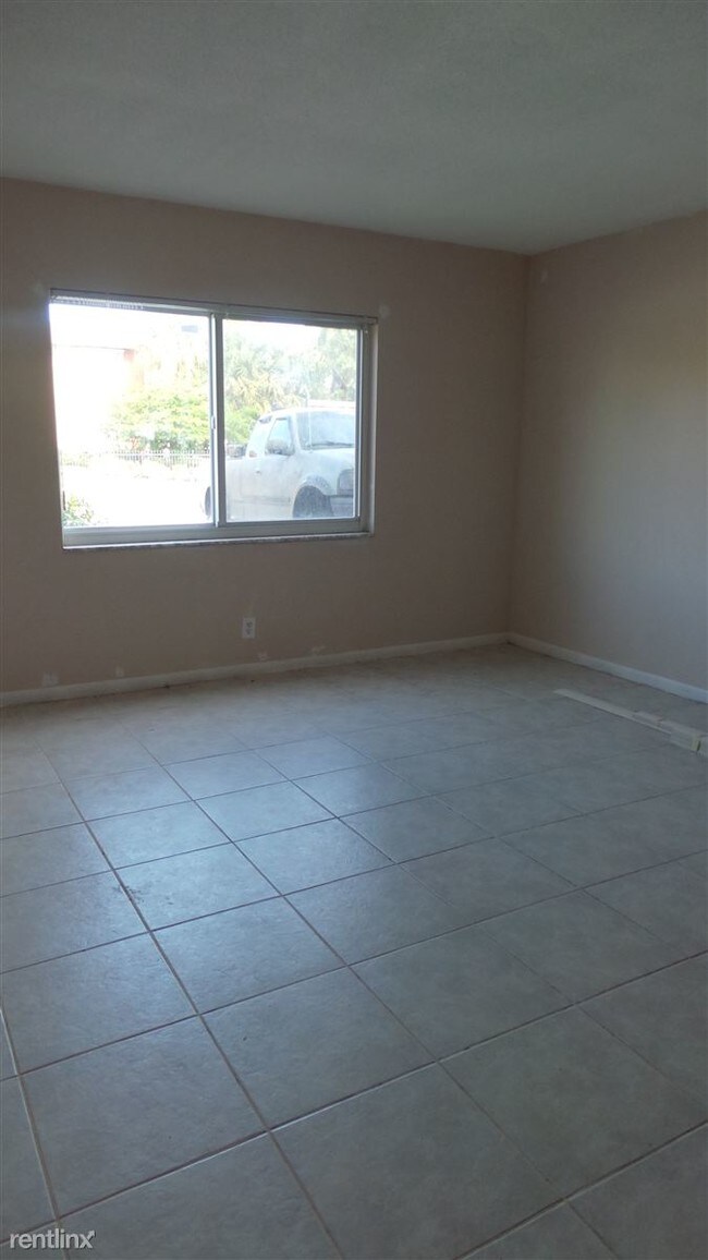 Building Photo - 4075 NE 1st Ave