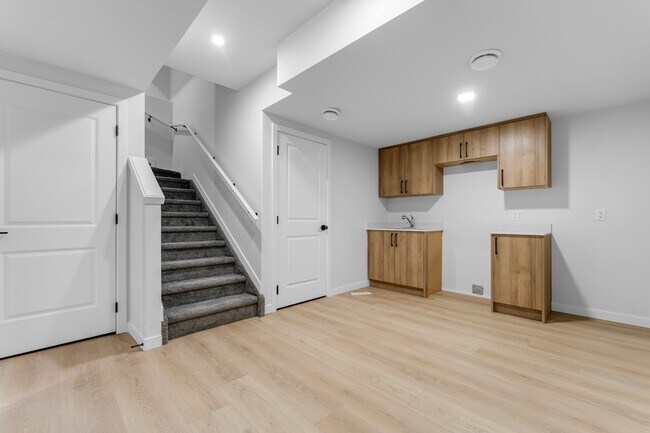 Photo du bâtiment - 6381 King Wynd SW