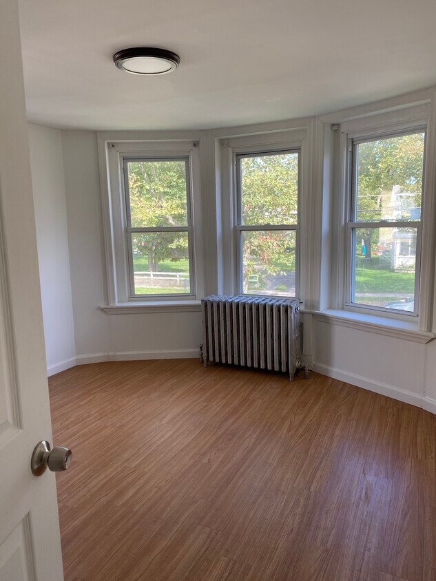 Primary Photo - 413 W Grape St