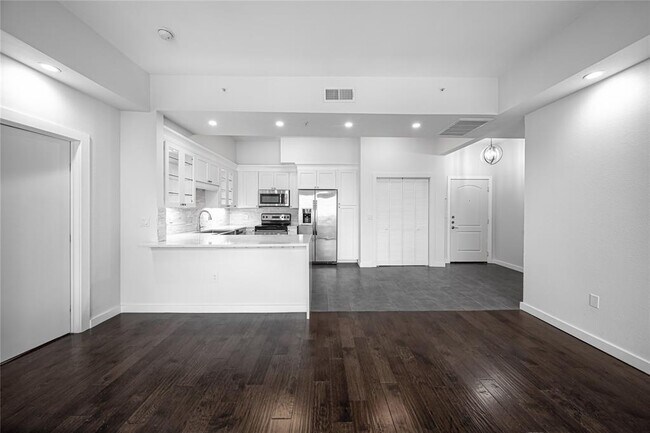 Building Photo - 3225 Turtle Creek Blvd