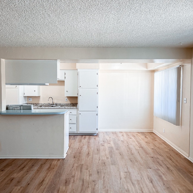 Building Photo - 1001 E Stearns Ave