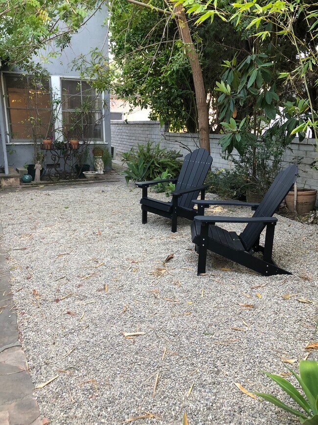 Gravel front patio - 11452 Riverside Dr