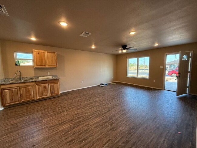 Foto del edificio - AMRR: East Lubbock Home ready for Immediate move in!