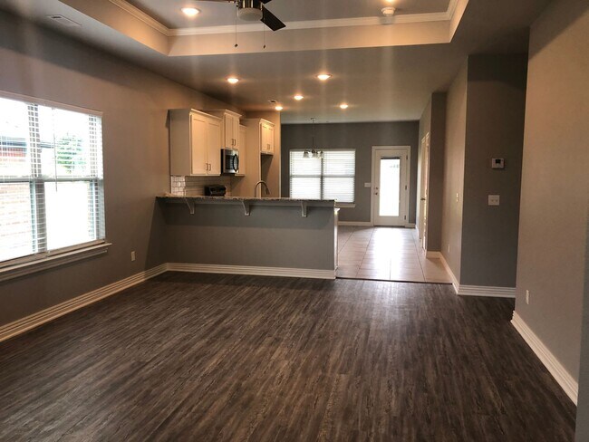 Foto del edificio - BEAUTIFUL BENTONVILLE HOME - LARGE FENCED IN YARD - GREAT LOCATION