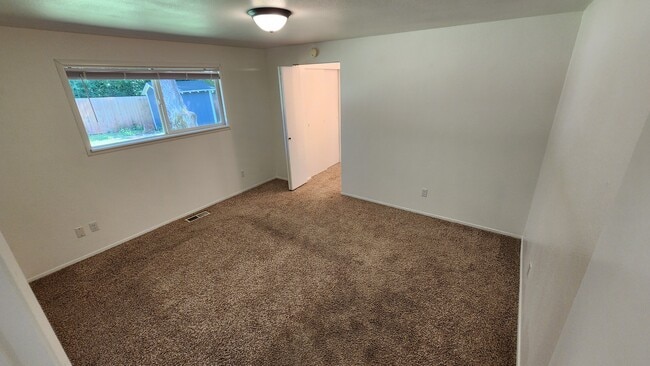Building Photo - 5606 Normandy Dr SE