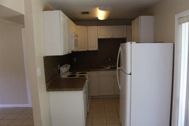 Building Photo - 206 Topaz Ave