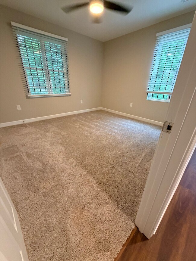 Foto del edificio - 1104 Oak Knoll Terrace SE