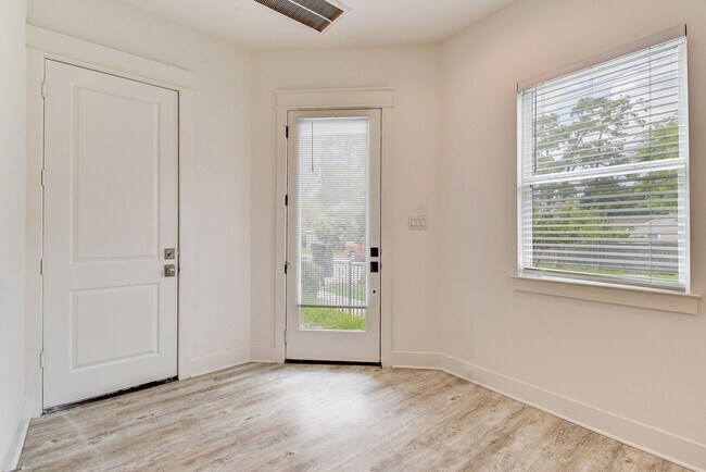 Foto del edificio - 2708 Oakwood Crst Ln