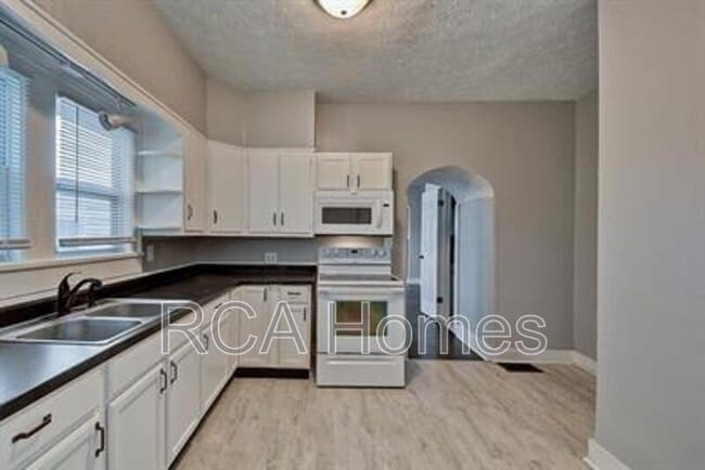 Building Photo - 2948 N Park Ave