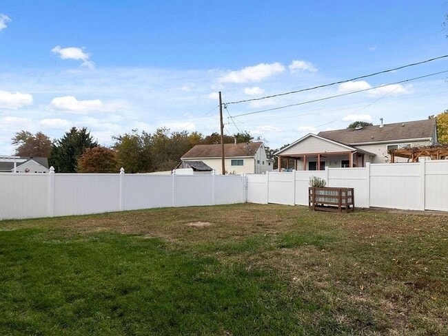 Building Photo - 526 Newfield Rd