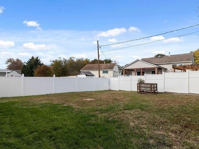 Foto del edificio - 526 Newfield Rd