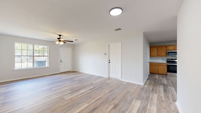 Foto del edificio - NEW STAINLESS STEEL APPLIANCES + NEW LUXURY VYNIL PLANK THOUGHOUT!!