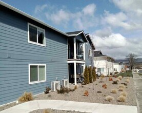 Building Photo - 220 Cheryl Ln