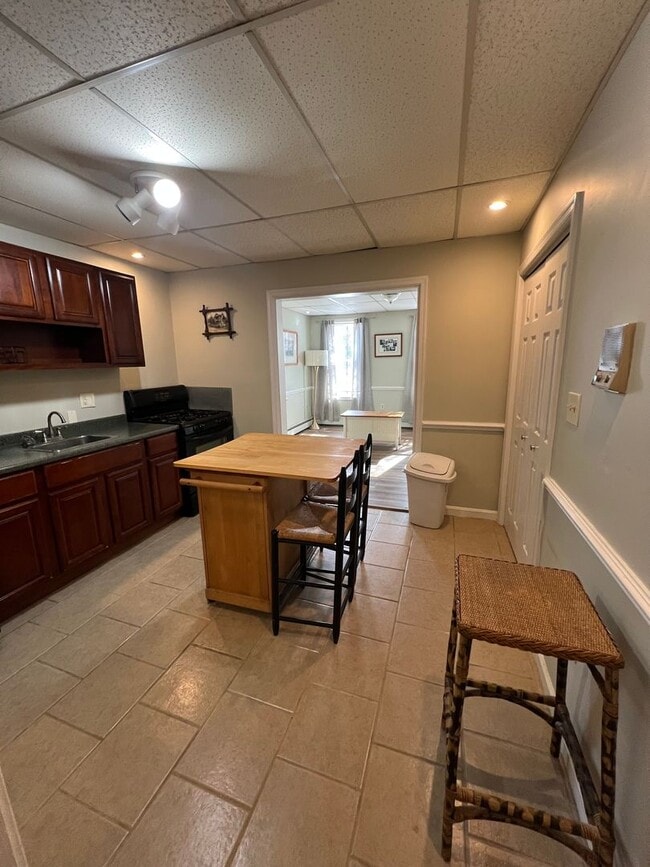 Building Photo - 165 E Pomfret St