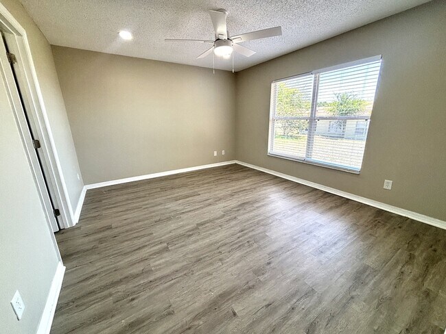 Foto del edificio - 12037 Goldenstar Ln