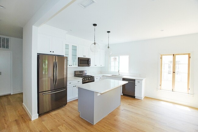 Open Concept Kitchen - 428 N Orange Grove Ave Apartments