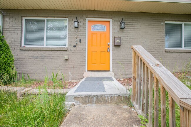 Foto del edificio - Charming 4 BR/2 BA Single-Family Home in C...